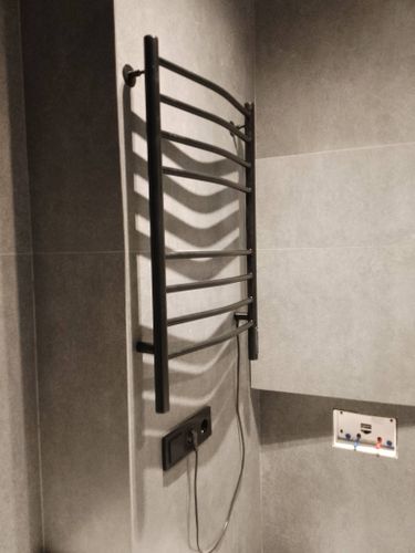 Установлен прибор на стену, подключен к электросети, проверена работа, закреплены крепления, проведено тестирование функций, обеспечена безопасность использования, завершены все этапы.