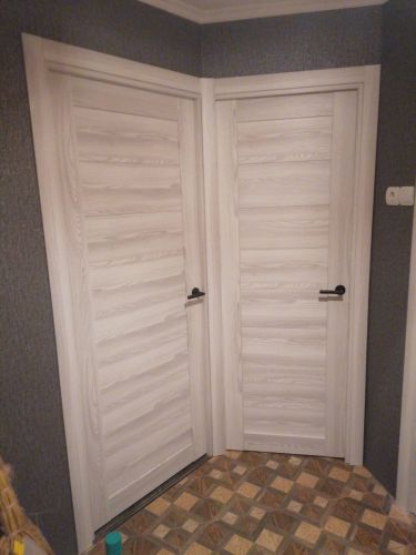 Установлена новая створка, закреплены петли, врезаны замки, отрегулирована фурнитура, выровнены наличники, проверена плавность открывания и закрывания, завершена отделка проема.