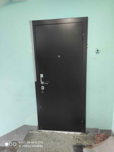 Установлены панели из МДФ на металлическую дверь, обеспечивая эстетичный внешний вид и дополнительную звукоизоляцию. Работа завершена аккуратно, все элементы плотно прилегают.