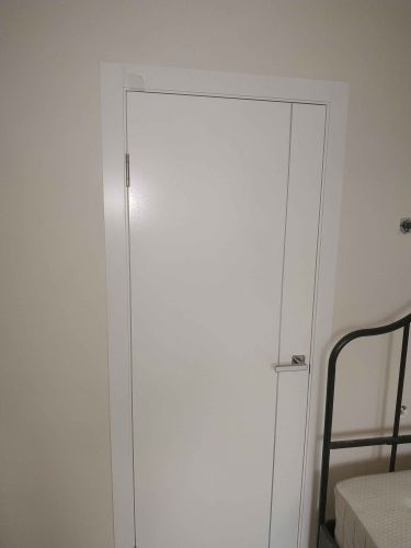 Установлены дополнительные панели вокруг двери, обеспечивая завершённый вид, скрывая зазоры и улучшая эстетику. Все элементы аккуратно подогнаны и закреплены для прочности.