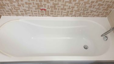 Установлена угловая ванна, подключены водопроводные коммуникации, проверена герметичность, закреплены крепления, проведена отделка стыков, проверена функциональность сливного механизма.