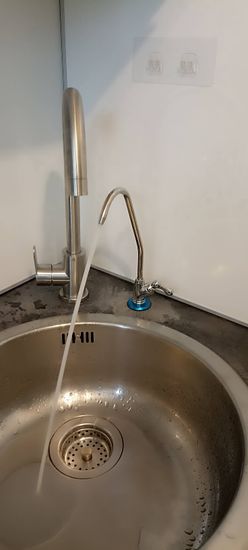 Установка проточного фильтра под мойку