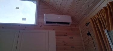 Установлено новое климатическое устройство на деревянной стене, подключены коммуникации, проверена работоспособность. Завершён монтаж, обеспечена надёжная фиксация.