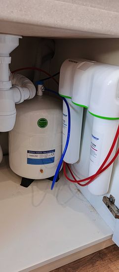 Установка проточного фильтра под мойку