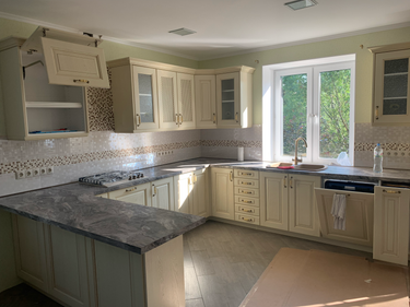 Выполнена установка кухонных дверок: аккуратный раскрой, точная подгонка, монтаж на петли. Фасады гармонично вписаны в интерьер, обеспечивая функциональность и стильное оформление помещения.