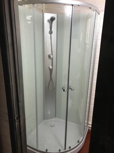 Установлена новая душевая кабина: демонтирована старая ванна, произведён монтаж поддона, подключены водопроводные и сливные коммуникации, установлены стеклянные двери и смеситель.