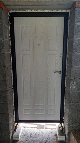 Установлена новая дверь с надежной коробкой, выполнено выравнивание проема, закреплены петли и замки, проведена герметизация швов для улучшения изоляции и защиты от сквозняков.