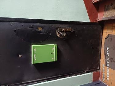 Изображение демонстрирует завершённую установку нового замка на входной двери. Видны следы работы: замена старого механизма, обновление ручки, корректировка отверстий.