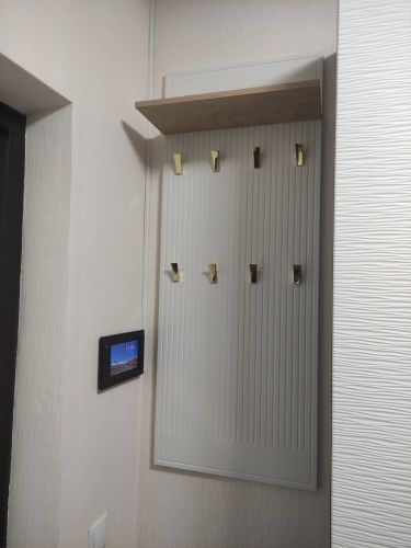 Сборка и установка настенной вешалки