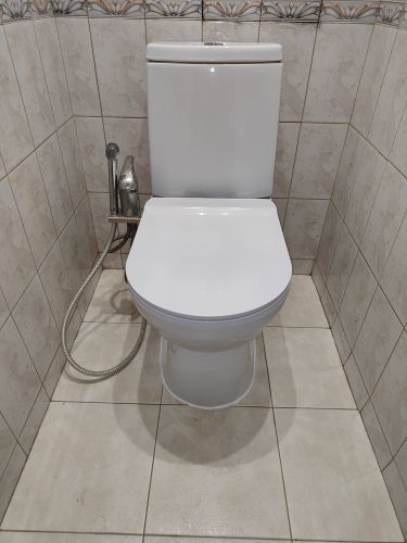 Установлено новое сантехническое оборудование, подключены коммуникации, герметично закреплено на плиточном полу, проверена функциональность и отсутствие протечек.