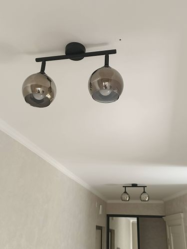 На потолок установлено световое устройство с двумя металлическими плафонами, подключено к электропитанию, проверена работоспособность, обеспечена надежная фиксация, выполнена чистовая отделка.