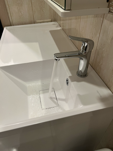 Установлен новый кран, обеспечивающий надежное функционирование водоснабжения. Проведены работы по демонтажу старого оборудования и монтажу нового элемента системы.