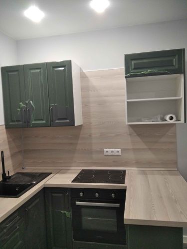 Изготовлены и установлены дверцы для кухонных шкафов. Проведена точная подгонка и монтаж элементов, обеспечивающие гармоничный внешний вид и функциональность.