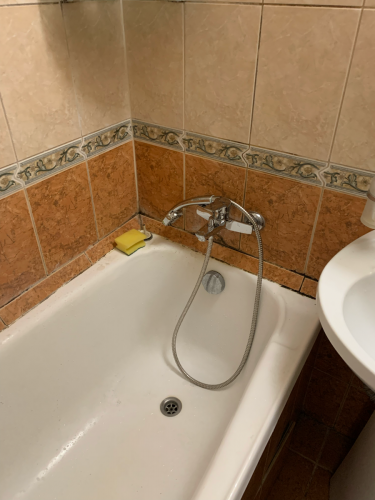 Установлен новый кран в ванной, подключены трубы, проверена герметичность соединений, закреплен душевой шланг, проведена проверка работы.