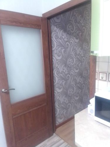 Установлена деревянная створка с фурнитурой, закреплена коробка, отрегулированы петли, вставлено стекло, проверена плавность закрывания, оформлен проем, завершены отделочные работы.