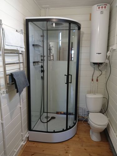 Монтаж завершен: установлены стеклянные панели, закреплены дверцы, подключены коммуникации, герметизация швов, проверка работы системы, выравнивание конструкции, установка поддона.