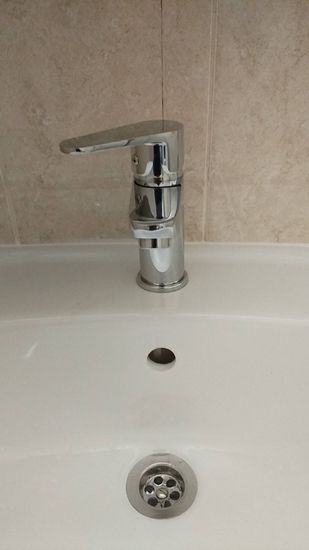 Установлен новый унитаз, подключен к водопроводу и канализации. Проверена герметичность соединений, произведена регулировка бачка и сиденья. Завершена чистовая отделка.