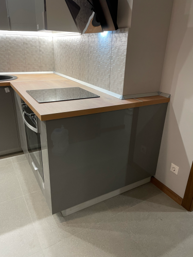 Выполнена точная подгонка кухонных панелей, обеспечивающая идеальное прилегание. Обновлённые поверхности гармонично сочетаются с интерьером, создавая современный и стильный вид.