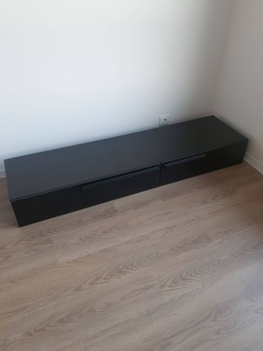 Собрана мебель: установлены ящики, закреплены ручки, выровнены поверхности, проверена устойчивость, выполнена окончательная проверка качества.