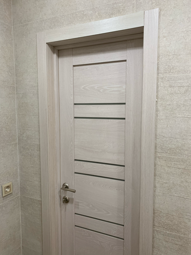 Установлен новый замок в дверь. Выполнено аккуратное сверление, монтаж ручки и защелки. Все элементы надежно закреплены, обеспечивая плавное закрывание и открывание.