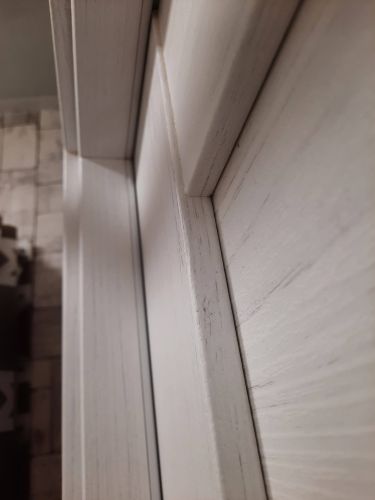 Установлена деревянная створка, закреплены петли, отрегулированы зазоры, смонтирована коробка, выполнена подгонка наличников, обеспечена плавность открывания.