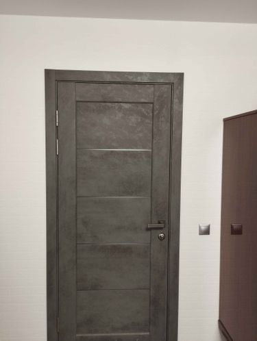 Установлен новый механизм в деревянную конструкцию, выполнены точные вырезы, закреплены ручка и защелка, обеспечена плавная работа, сохранена эстетика поверхности.