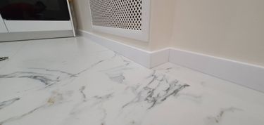 Монтаж полиуретанового/дюрополимерного/полистиролового плинтуса