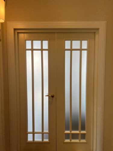 Установлены декоративные элементы вокруг дверного проема, обеспечивая аккуратное и завершенное оформление. Эстетичный вид и плавные линии подчеркивают стиль интерьера.