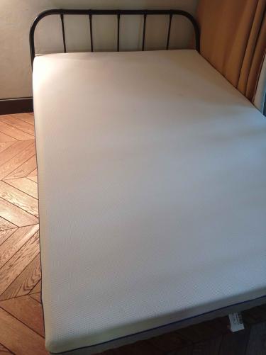 Собран каркас, закреплены элементы, установлено изголовье, уложен матрас, проверена устойчивость. Все детали соединены, конструкция готова к использованию.