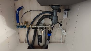 Установка электрического проточного водонагревателя