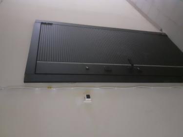 Установлена металлическая дверь, обеспечивающая защиту от огня. Проведены работы по монтажу рамы, навеске полотна, закреплению замков и ручек, герметизации швов для безопасности.