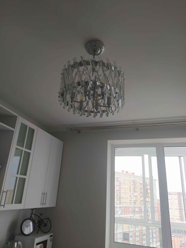 Установлено новое осветительное устройство на потолке. Подключены провода, закреплено крепление, проверена работоспособность. Обновленный элемент интерьера гармонично вписался в обстановку.