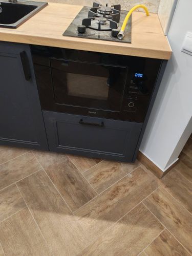 Установка светодиодной ленты для подсветки рабочей зоны