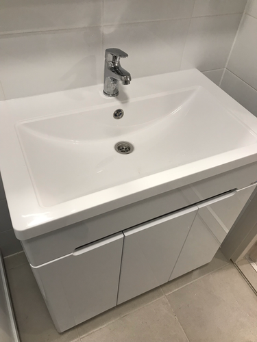 На кухне установлен новый кран, заменены старые крепления, подключены водопроводные трубы, проверена герметичность соединений, проведено тестирование на утечки, завершена очистка рабочей зоны.