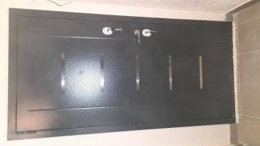 Установлена металлическая дверь: закреплены петли, врезан замок, отрегулирована рама, проверена герметичность, навешена створка, выполнена отделка откосов, установлены ручки и глазок.