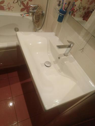 Изображение демонстрирует завершённый процесс удаления сантехнического оборудования. Все элементы аккуратно отсоединены, оставив чистое пространство для дальнейших действий.