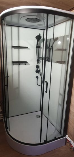 Установлена современная душевая конструкция с гидромассажем. Смонтированы стеклянные панели, подключены водопроводные коммуникации, установлены полки и дверцы, проверена герметичность.