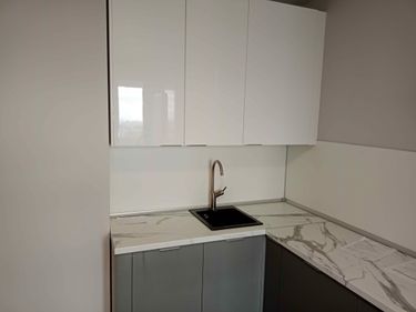 Проведена замена фасадов, установлены новые петли, отрегулированы дверцы, обновлена столешница, заменен смеситель, устранены дефекты поверхности, улучшена функциональность шкафов.