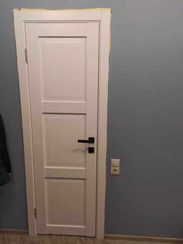 Установлены дополнительные элементы вокруг входной конструкции, обеспечивающие завершённый вид и улучшенную изоляцию. Все детали аккуратно подогнаны и закреплены для долговечности.