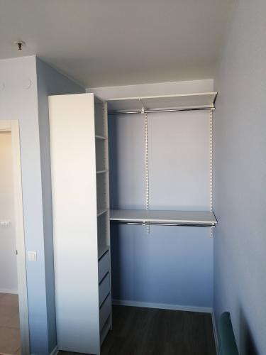 Закреплены направляющие для штор на потолке в комнате. Установлены крепления, обеспечивающие надежность и долговечность конструкции. Завершено оформление интерьера.