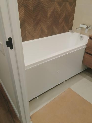 Установка экрана под ванну