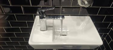 Проведена очистка трубопровода, восстановлено нормальное течение воды, устранены препятствия в системе, обеспечена свободная циркуляция жидкости, проверена функциональность сантехники.