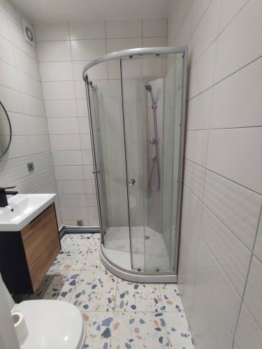 Установлены трубы для подачи воды, подключены сантехнические приборы: душ, раковина и унитаз. Проведены работы по герметизации и проверке системы на утечки. Завершено оформление интерьера.