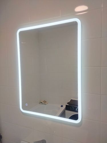 Установлен новый смеситель: подключены трубы, закреплены крепления, проверена герметичность соединений, отрегулирован напор воды. Работы завершены, система функционирует исправно.