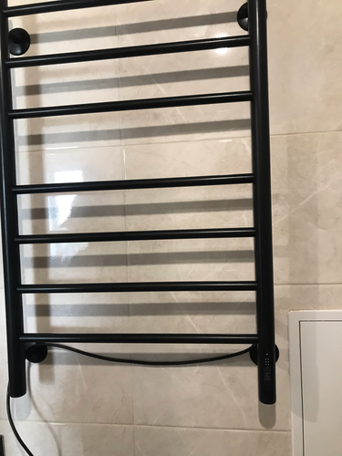 Закрепили устройство на стене, подключили к электросети, проверили работоспособность, обеспечили безопасное использование, скрыли провода, завершили монтаж.