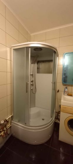 Удалена старая ванна, освобождено пространство для новой душевой кабины. Проведены работы по демонтажу сантехники, подготовлены коммуникации для установки современного оборудования.