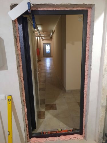 Установка входной двери весом до 95 кг