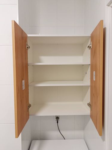 Установлен шкаф с зеркальными дверцами, закреплен на стене, выровнен по уровню, обеспечена надежная фиксация, проверена функциональность петель и дверей, завершена чистовая отделка.