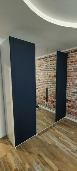 Установлена полка на кирпичную стену, закреплена крепежами, проверена устойчивость. Работа выполнена аккуратно, с учетом всех требований и пожеланий, обеспечена надежность конструкции.