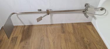 Установлено оборудование для душа: закреплены крепления, подключены водопроводные шланги, проверена герметичность соединений, отрегулирована высота, протестирована работа системы.